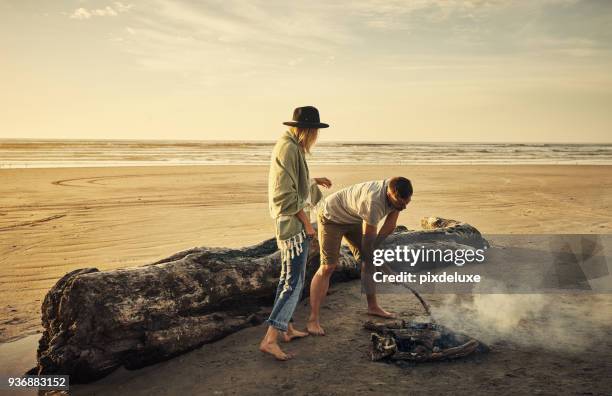 elke camping moet een kampvuur - beach bbq stockfoto's en -beelden