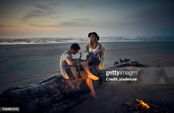 momentos melódicos al atardecer - musica y verano fotografías e imágenes de stock