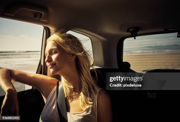 i det ögonblicket kände hon komplett - passagerarsäte bildbanksfoton och bilder