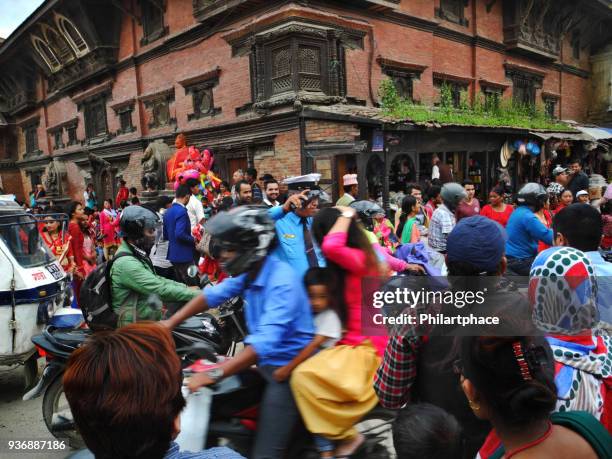 verkehrssteuerung durch einzelne polizisten in einer großen gruppe von nepalesen in thamel kathmandu - thamel stock-fotos und bilder