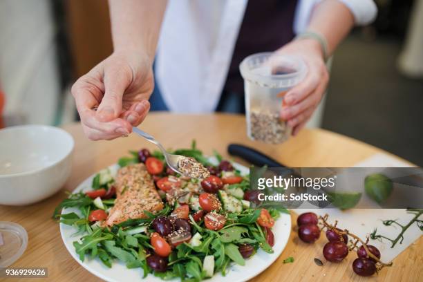 voorbereiding van de lunch op kantoor - woman salad stockfoto's en -beelden
