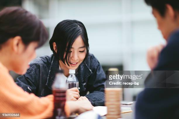 grupp av studenter som studerar på campus - only japanese bildbanksfoton och bilder