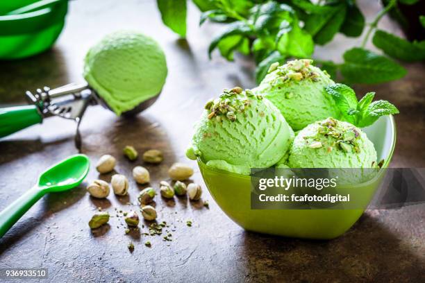 gelato al pistacchio in una ciotola verde - gelato italiano foto e immagini stock