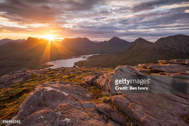 sunrise over cul mor and cul beag, assynt, northweast highlands of scotland - scozia foto e immagini stock