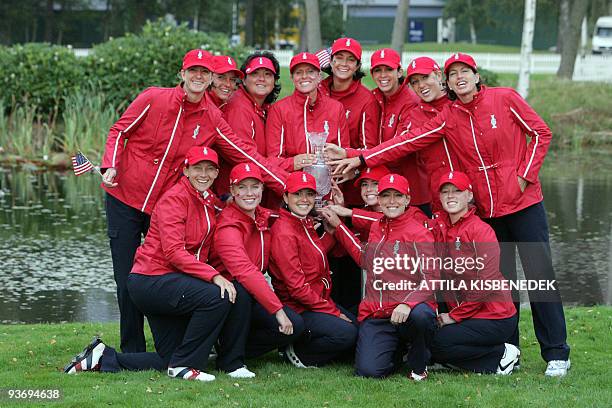 Team members vice-captain Beth Daniel, Sherri Steinhauer, Pat Hurst, captain Betsy King, Laura Diaz, Nicole Castrale Natalie Gulbis, Juli Inkster,...