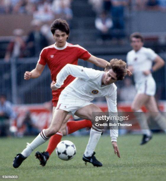 Gordon Cowans of Aston Villa with Reinhold Mathy of Bayern Munich during the Aston Villa v Bayern Munich European Cup Final played at the De Kuip...