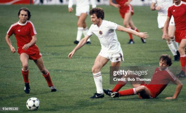 Kenny Swain of Aston Villa between Udo Horsman and Wolfgang Kraus of Bayern Munich during the Aston Villa v Bayern Munich European Cup Final played...