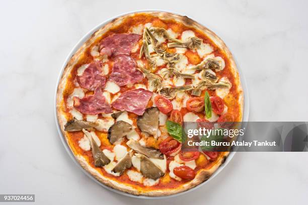 quatro stagioni italian pizza - quatro-estações imagens e fotografias de stock