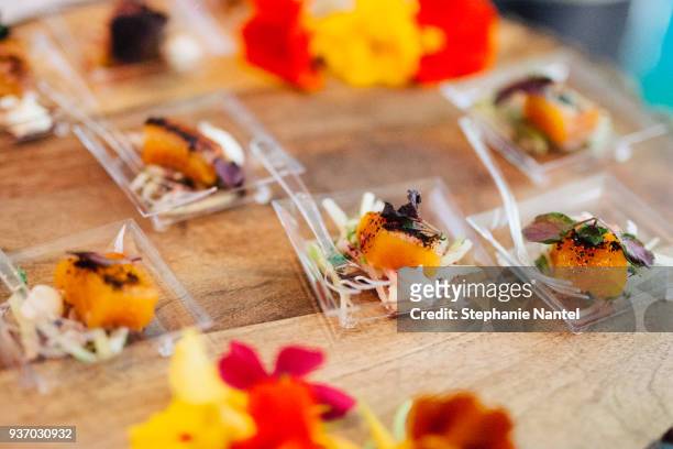 gravlax and edible flowers - gravlax - fotografias e filmes do acervo