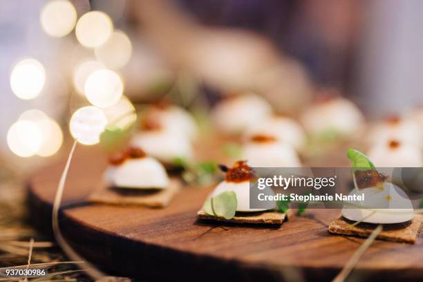 rye cracker and goat cheese - canapé 個照片及圖片檔