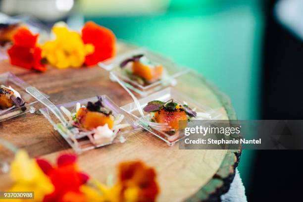 gravlax and edible flowers - gravlax - fotografias e filmes do acervo