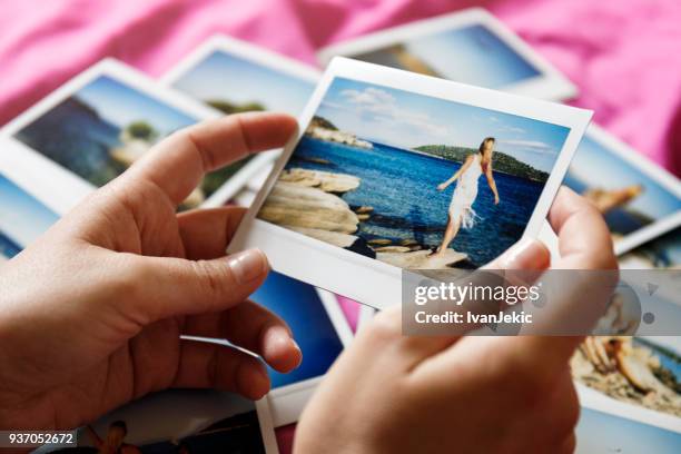 surfen urlaub fotos zu hause - eine nahaufnahme - fotoalbum stock-fotos und bilder