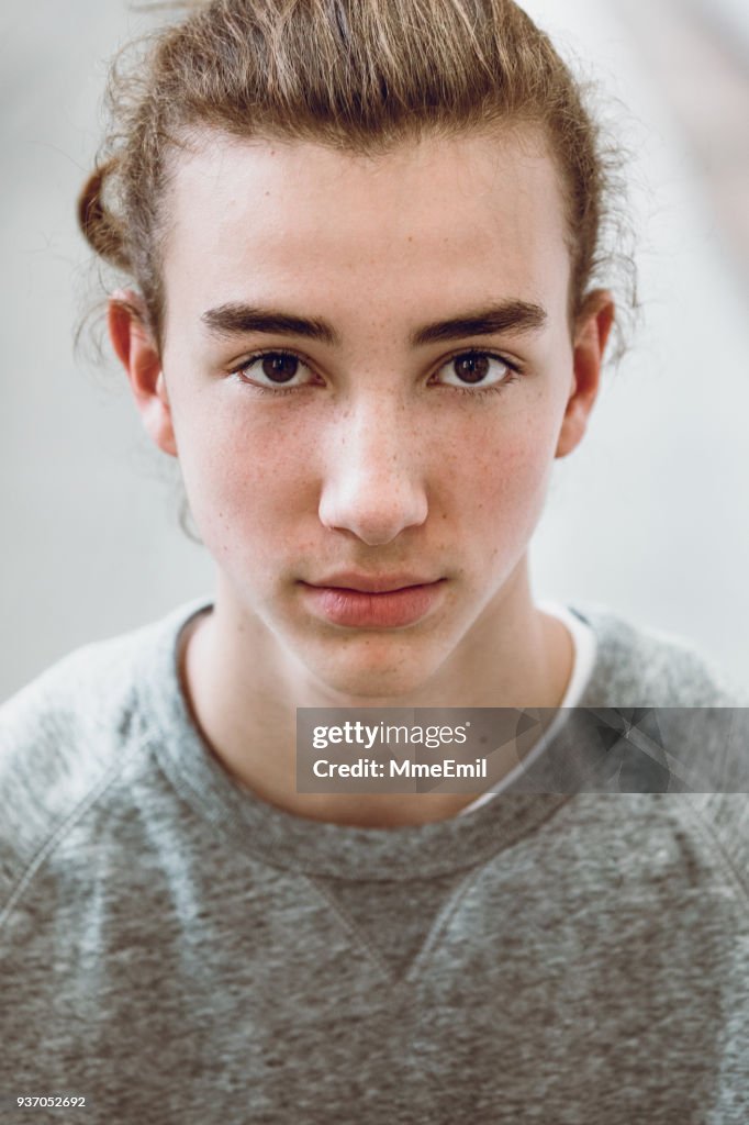 Portret van een mooie tiener met lange haren. Middelbare scholier