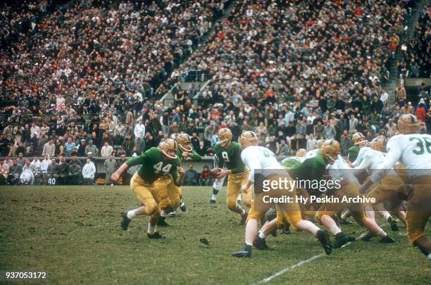 Bob Williams of the Notre Dame varsity team looks to hand off the ball against the Notre Dame alumni team during an alumni game on April 16, 1957 at...