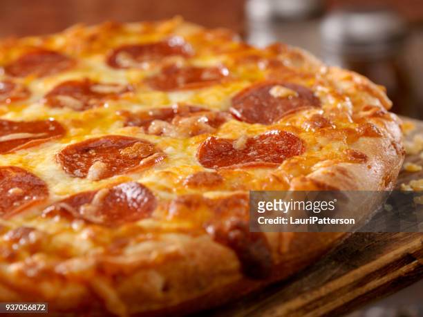 cheesy peperoni pizza - pepperoni pizza stockfoto's en -beelden
