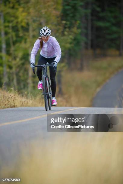 岩の�多い山道自転車の女の子 - 一重黄線 ストックフォトと画像