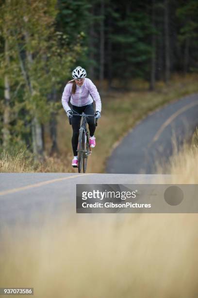岩の多い山道自転車の女の子 - 一重黄線 ストックフォトと画像