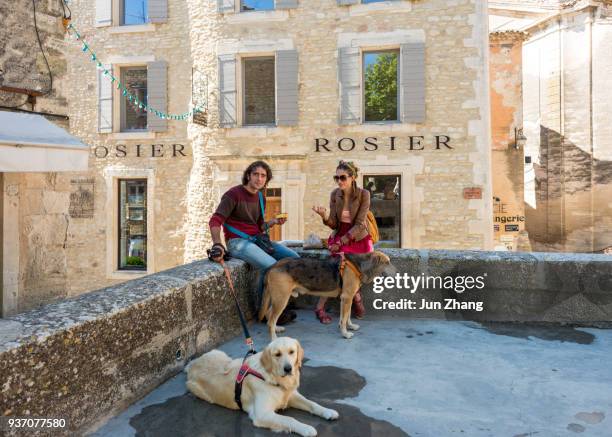 giovane coppia a gordes, francia - gordes foto e immagini stock