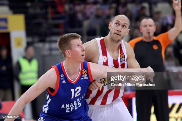 Brock Motum, #12 of Anadolu Efes Istanbul competes with Kim Tillie, #14 of Olympiacos Piraeus during the 2017/2018 Turkish Airlines EuroLeague...