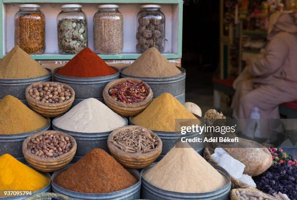 spice market in the medina, marrakech, morocco - spice bazaar stock pictures, royalty-free photos & images