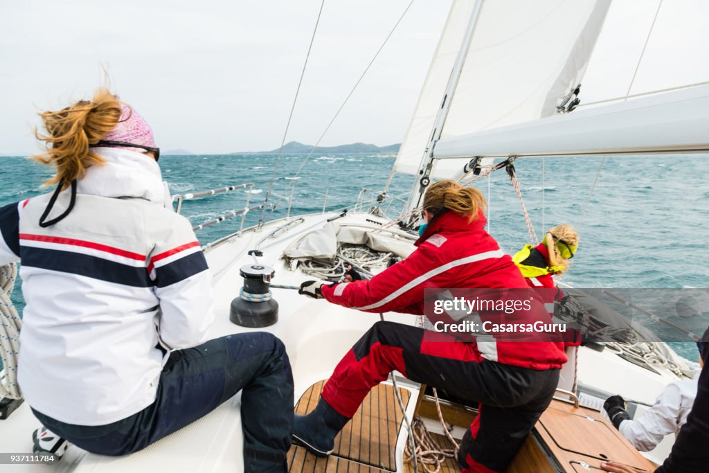 Frau ziehen Seil am Segeln Kurs