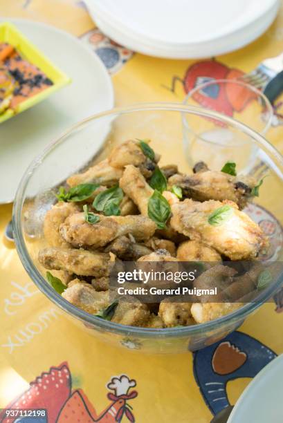 cooked chicken wings in a bowl on a table - gerard puigmal stock pictures, royalty-free photos & images