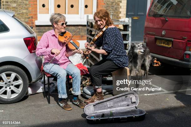 a band playing violins in columbia road during the flower market - gerard puigmal fotografías e imágenes de stock