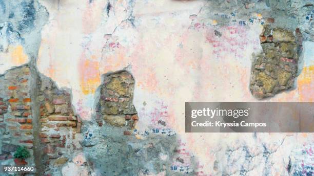 weathered brick wall texture in antigua guatemala - kolonialismus stock-fotos und bilder