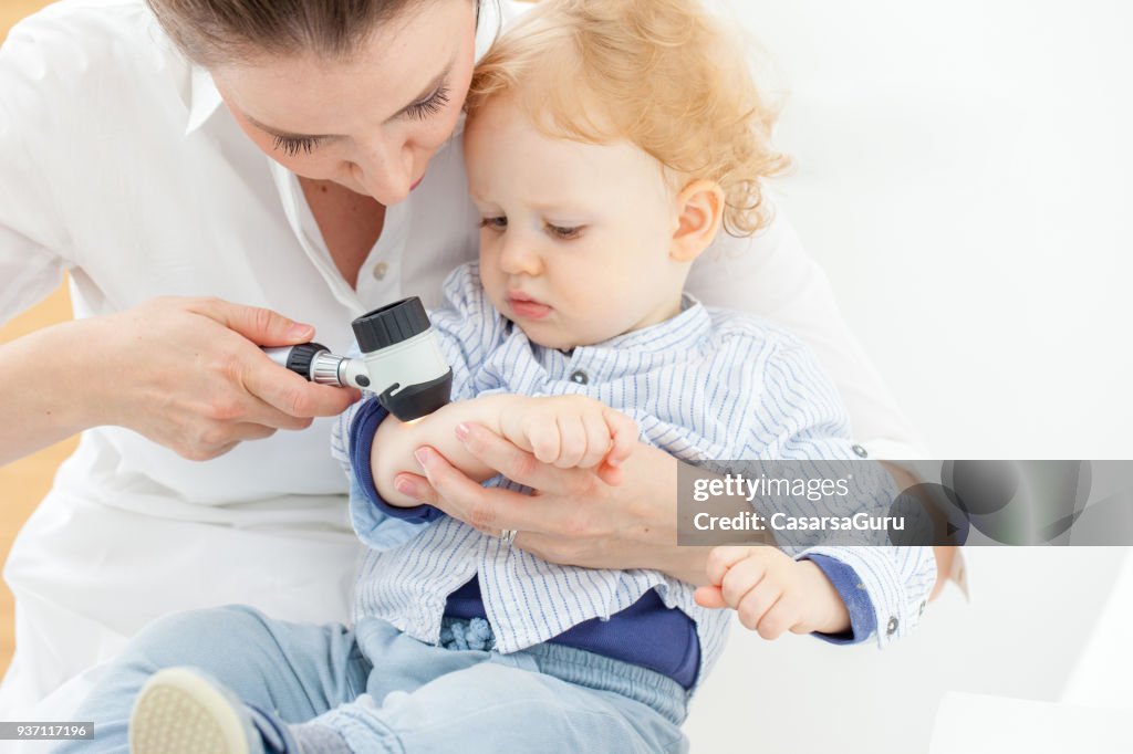 Niño al dermatólogo para chequeo de Mole
