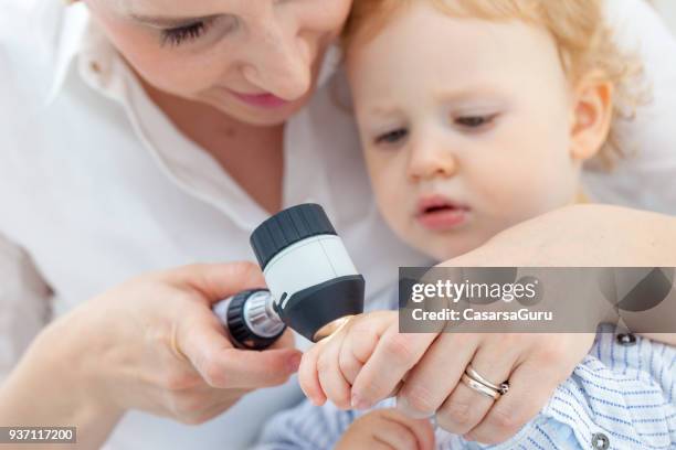menino no dermatologista para check-up de toupeira - aspecto da epiderme - fotografias e filmes do acervo