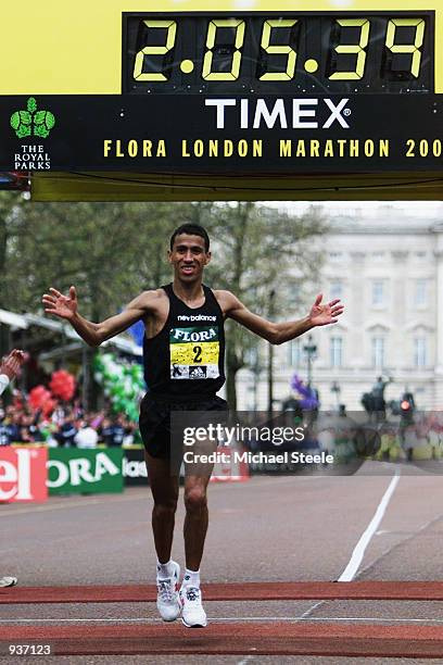 Khalid Khannouchi of the USA wins the 22nd Flora London Marathon in a new world record time of 2:05:39 held in London, England. DIGITAL IMAGE. \...