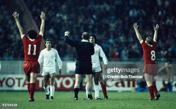 Liverpool's Graeme Souness and Sammy Lee celebrate after Referee Karoly Palotai blows the final whistle at the end of the Liverpool v Real Madrid...