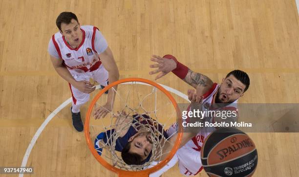 IVincent Poirier, #17 of Baskonia Vitoria Gasteiz competes with Pierre Oriola, #18 of FC Barcelona Lassa during the 2017/2018 Turkish Airlines...
