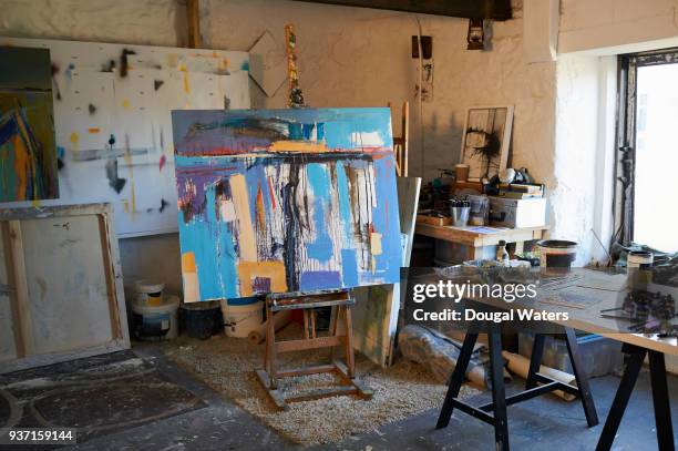 painting on easel in artist studio. - kunstatelier stockfoto's en -beelden