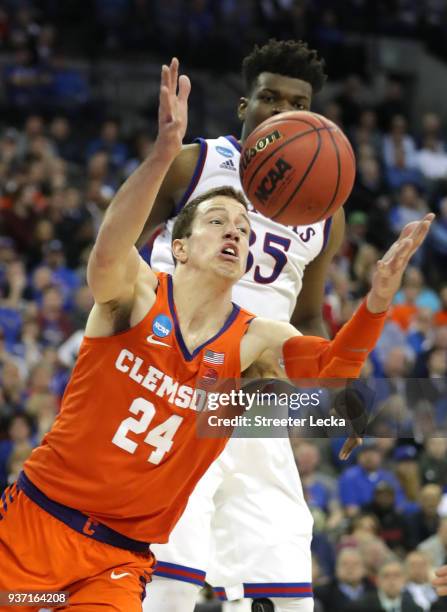 David Skara of the Clemson Tigers looks for the ball against Udoka Azubuike of the Kansas Jayhawks during the second half in the 2018 NCAA Men's...