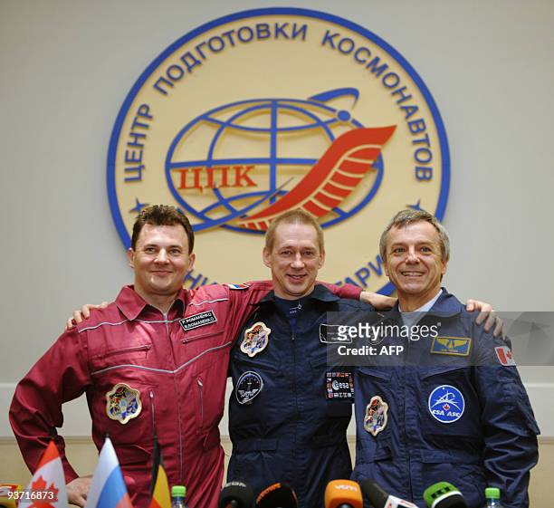 Russian cosmonaut Roman Romanenko , European Space Agency astronaut Frank de Winne of Belgium and Canadian astronaut Robert Thirsk smile during a...
