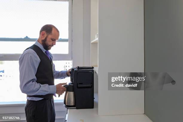 empresario de un café en la oficina - tea room fotografías e imágenes de stock