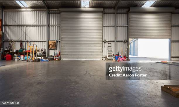 empty garage - empty garage fotografías e imágenes de stock