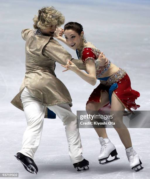 Meryl Davis and Charlie White of the USA compete in the Ice Dance Original Dance during the day one of the ISU Grand Prix of Figure Skating Final at...