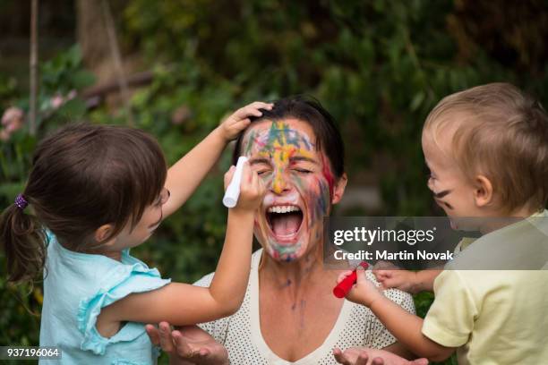 too much creativity - children paint mother's face - kid with markers 個照片及圖片檔