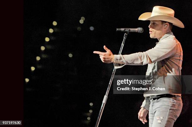 Dustin Lynch performs at KFC YUM! Center on March 23, 2018 in Louisville, Kentucky.