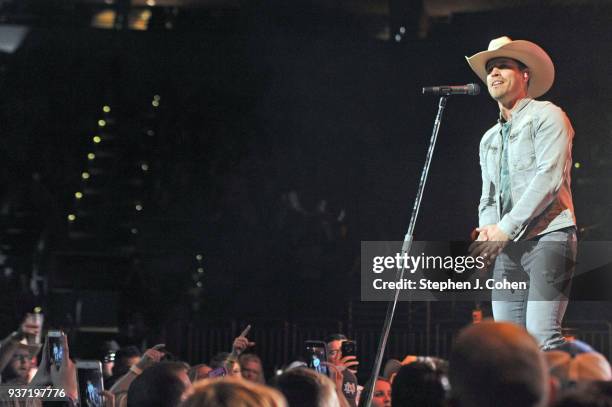 Dustin Lynch performs at KFC YUM! Center on March 23, 2018 in Louisville, Kentucky.