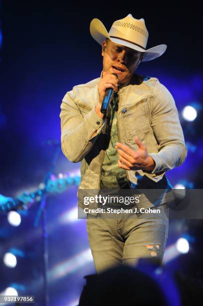 Dustin Lynch performs at KFC YUM! Center on March 23, 2018 in Louisville, Kentucky.