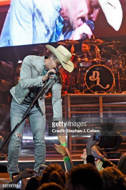 Dustin Lynch performs at KFC YUM! Center on March 23, 2018 in Louisville, Kentucky.