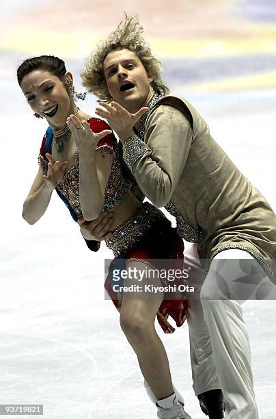 Meryl Davis and Charlie White of the USA compete in the Ice Dance Original Dance during the day one of the ISU Grand Prix of Figure Skating Final at...