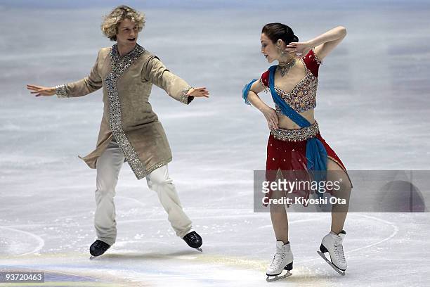 Meryl Davis and Charlie White of the USA compete in the Ice Dance Original Dance during the day one of the ISU Grand Prix of Figure Skating Final at...