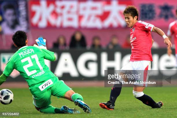 Yoichiro Kakitani of Cerezo Osaka scores his side's first goal during the J.League J1 match between Cerezo Osaka and Yokohama F.Marinos at Yanmar...