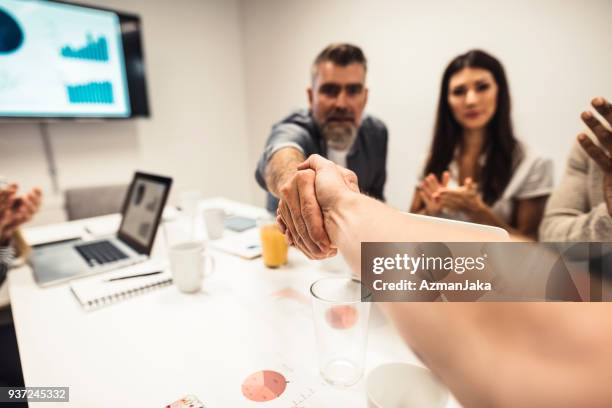 veel werd gemaakt! - eerste persoon stockfoto's en -beelden