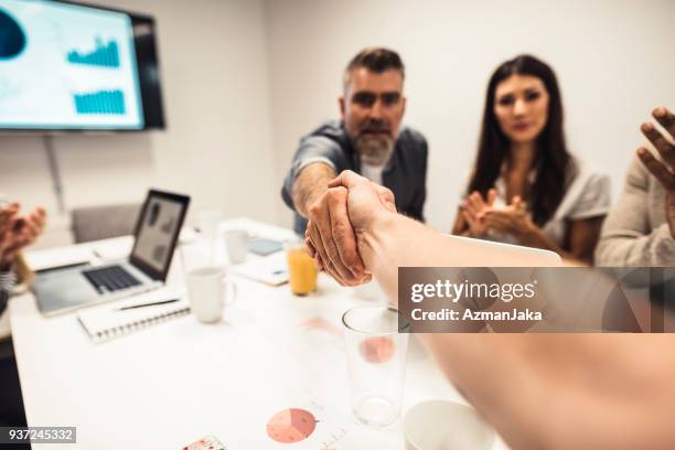 veel werd gemaakt! - personal perspective stockfoto's en -beelden