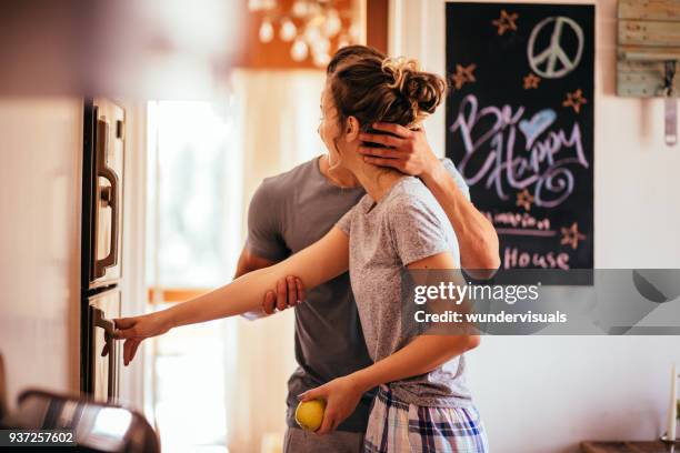 romantische junge paare, die spaß zusammen in der küche - hipster in a kitchen stock-fotos und bilder